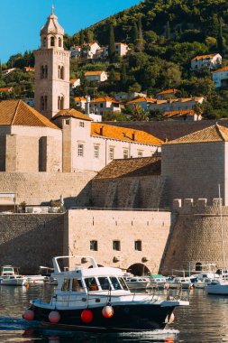 Tekne Dubrovnik, Hırvatistan eski kenti yakınlarındaki yerleştirin. Harbo