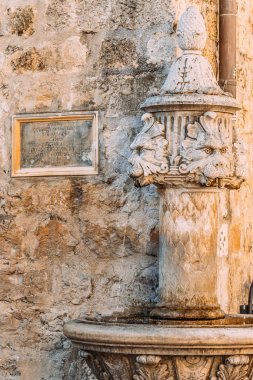 Eski çeşme. Hırvatistan ve Karadağ, Balkan mimarisini