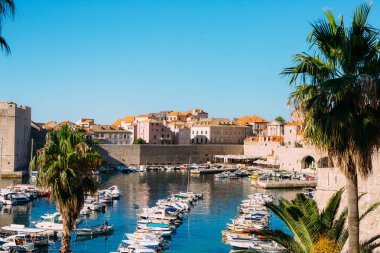 Tekne Dubrovnik, Hırvatistan eski kenti yakınlarındaki yerleştirin. Harbo