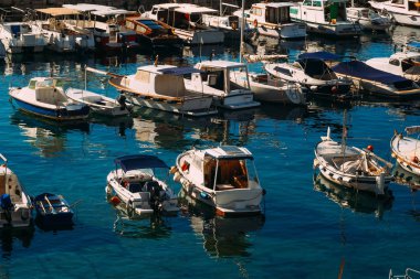 Tekne Dubrovnik, Hırvatistan eski kenti yakınlarındaki yerleştirin. Harbo