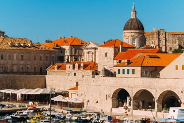 Tekne Dubrovnik, Hırvatistan eski kenti yakınlarındaki yerleştirin. Harbo