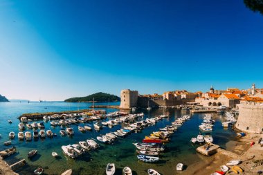 Tekne Dubrovnik, Hırvatistan eski kenti yakınlarındaki yerleştirin. Harbo