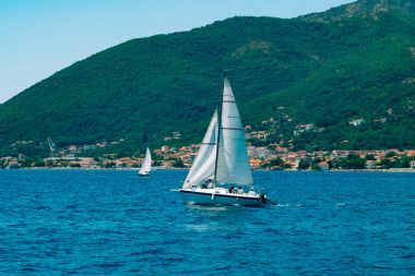Karadağ'daki yelkenli. Yelkenli Yatlar Boka Bay üzerinde