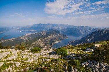 Kotor Körfezi tepelerden. Mount Lovcen için bay göster
