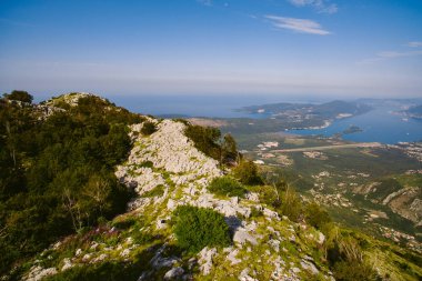 Lovcen Tivat dağ manzarası. Tivat Havaalanı. Lustica Penins