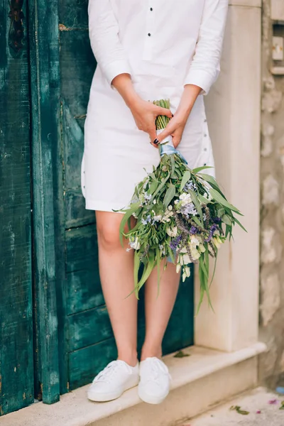 婚礼新娘捧花的玫瑰，桔梗，薰衣草，Gypsophil — 图库照片