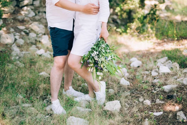 Bruiloft bruids boeket van rozen, lisianthus, lavendel, Gypsophil — Stockfoto