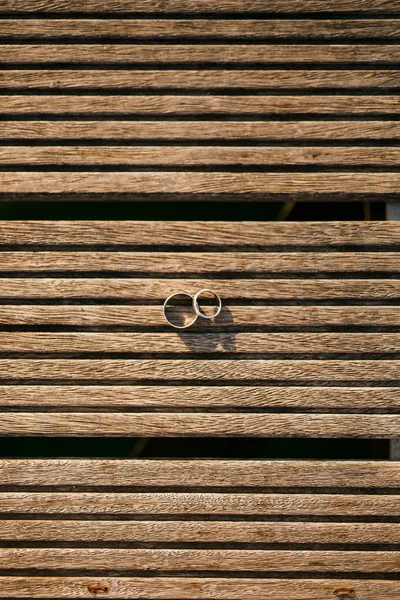 Snubní prsteny na lehké dřevěné textury — Stock fotografie