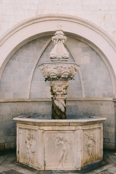 Starej fontanny. Architektura Chorwacja i Czarnogóra, Bałkanów — Zdjęcie stockowe