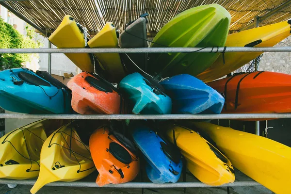 Kayaks uno contra el otro. Montón de kayaks . — Foto de Stock