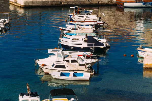 A doca de barco perto da cidade velha de Dubrovnik, Croácia. O harbo — Fotografia de Stock