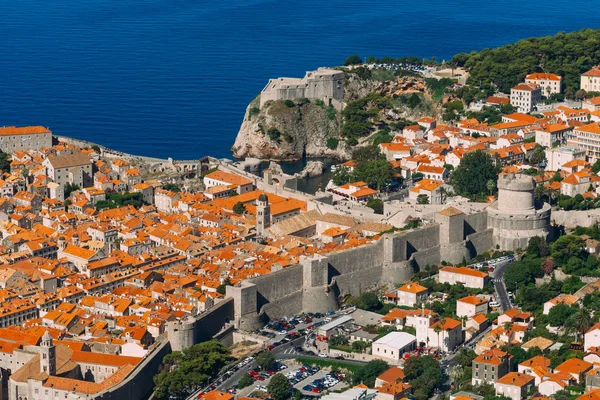 Dubrovnik Old Town, Croacia. Dentro de la ciudad, vistas de las calles a — Foto de Stock