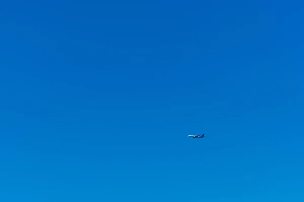 Flugzeug am Himmel. Aus dem Boden geschossen — Stockfoto