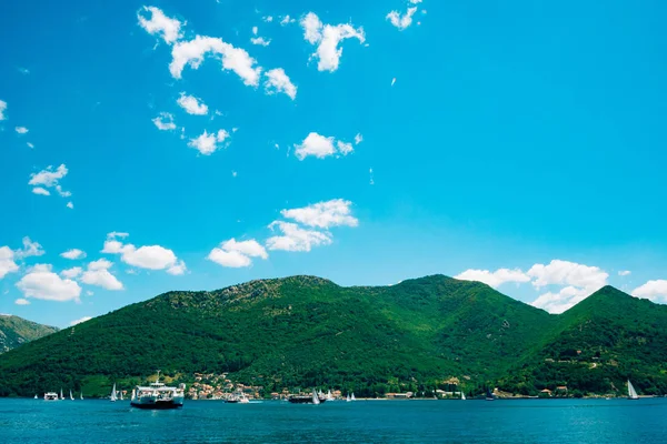 Um ferry na Baía de Boka de Kotor, no Montenegro, de Lepetane para — Fotografia de Stock