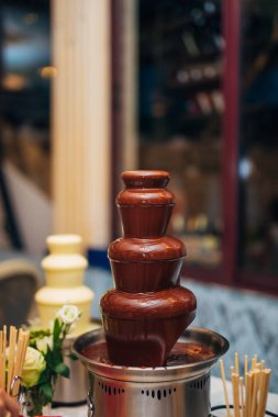 Masanın üzerine çikolata çeşmesi