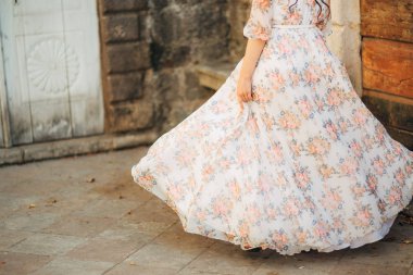 Mutlu güzel gelin açık havada. Durian Dragon gelinlik