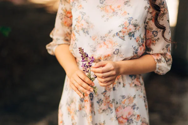 Mãos femininas fechar ao ar livre . — Fotografia de Stock