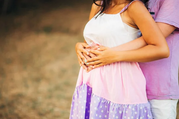 Zwangere vrouw bedrijf buik met handen — Stockfoto