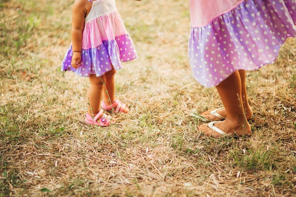 Gambe e piedi dei bambini dei genitori. Le passeggiate in famiglia lungo la spiaggia — Foto Stock