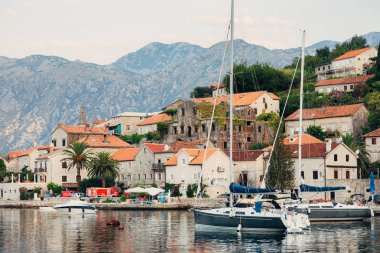 Eski Balık tutma kasaba Perast shore Kotor Körfezi