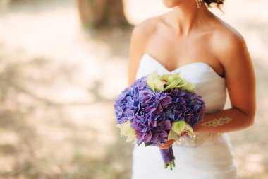 Gelinin elinde düğün buketi