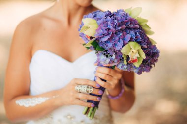 Gelinin elinde düğün buketi