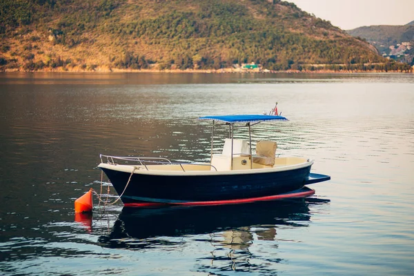 Yachter och båtar i Adriatiska havet — Stockfoto