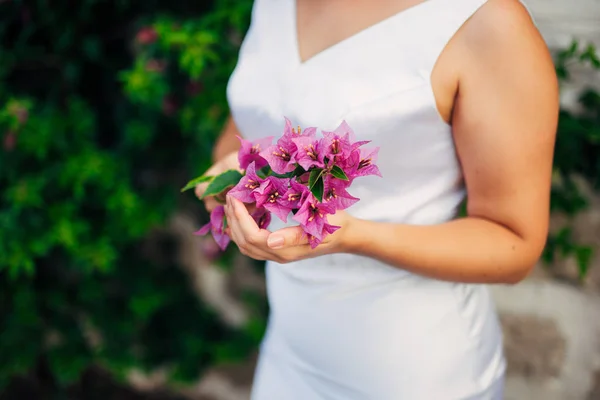 Buquê de casamento em mãos da noiva — Fotografia de Stock