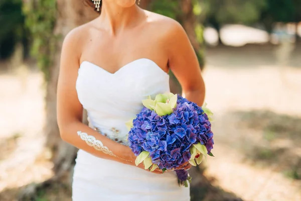 Buquê de casamento em mãos da noiva — Fotografia de Stock