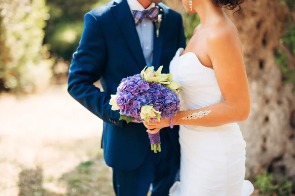 Esküvői csokor a menyasszony kezében — Stock Fotó