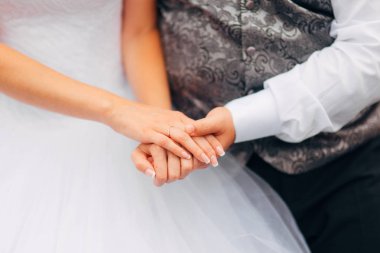 Gelin ve damat el ele tutuşuyorlar.