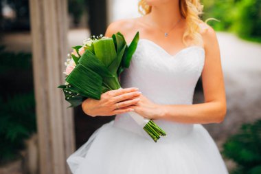 Gelinin elinde düğün buketi