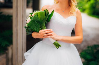 Gelinin elinde düğün buketi