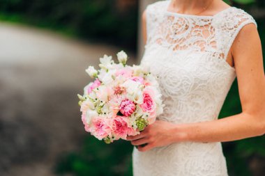 Gelinin elinde düğün buketi