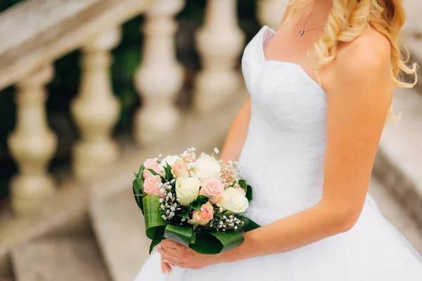 Bouquet nuziale in mani della sposa — Foto Stock