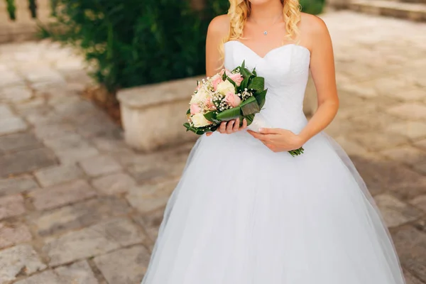 Bouquet nuziale in mani della sposa — Foto Stock