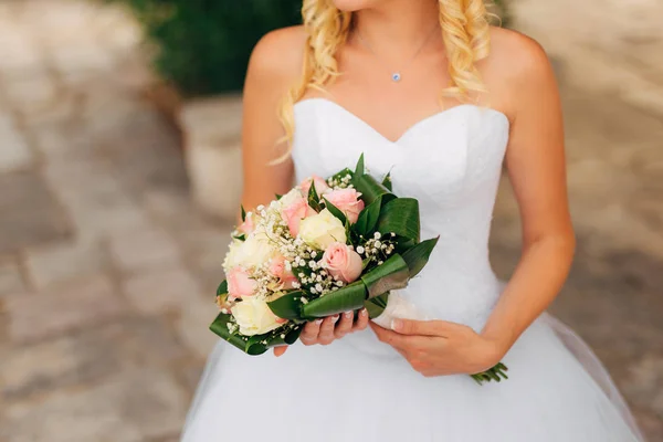 Bouquet nuziale in mani della sposa — Foto Stock