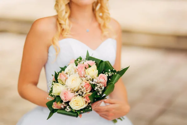 Bruiloft boeket in handen van de bruid — Stockfoto