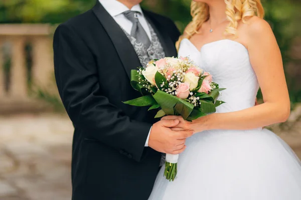 Bouquet de mariage entre les mains de la mariée — Photo