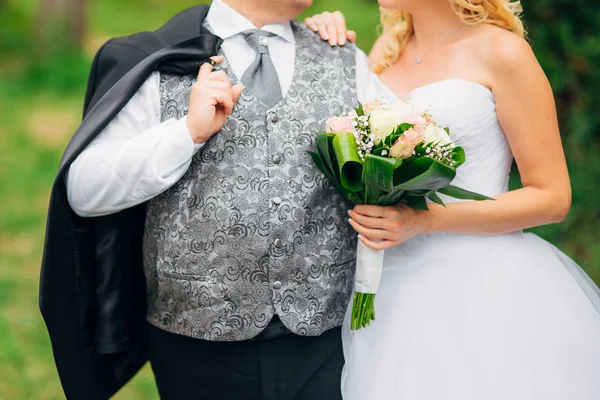 Wedding bouquet in hands of the bride — Stock Photo, Image