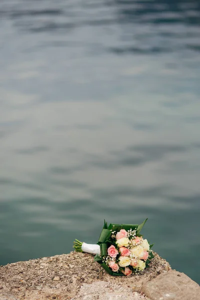 Un ramo de bodas cerca del mar — Foto de Stock
