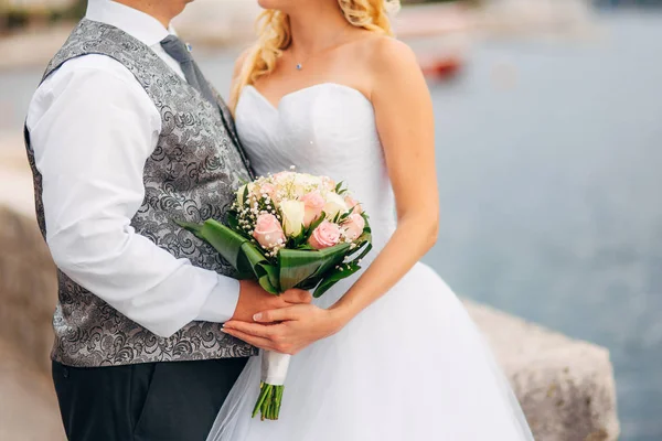 Bouquet de mariage entre les mains de la mariée — Photo