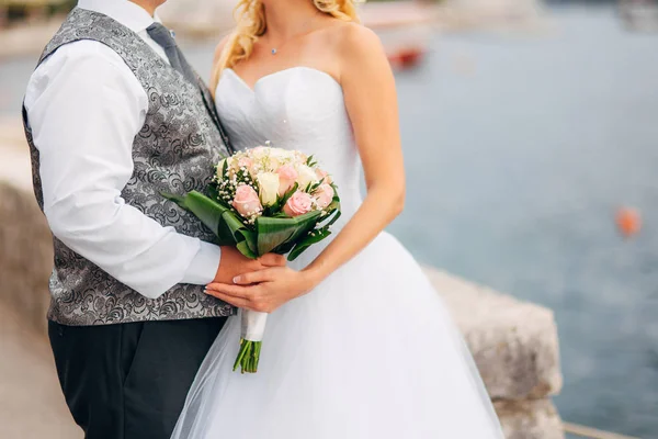 Γαμήλιο μπουκέτο στα χέρια της νύφης — Φωτογραφία Αρχείου