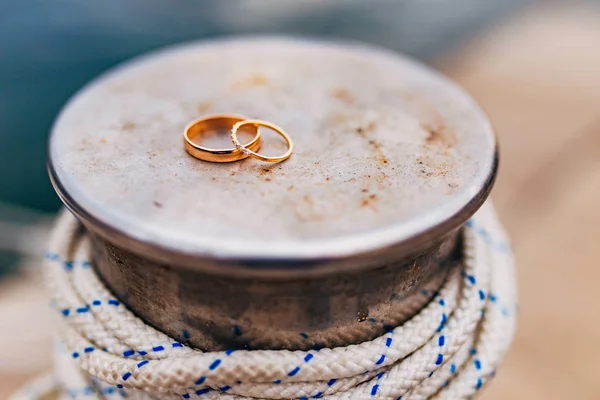 Anillos de boda de los recién casados cerca del mar. Compromiso anillos de oro —  Fotos de Stock