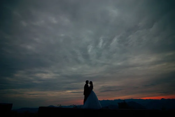 Siluetter vid solnedgången på Mount Lovcen — Stockfoto