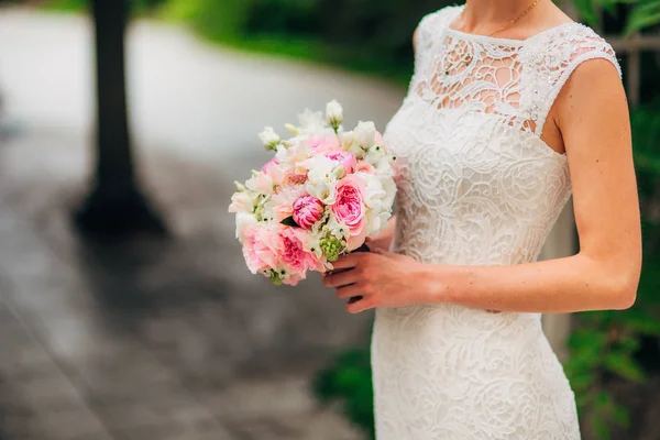 Karangan bunga pernikahan di tangan pengantin wanita — Stok Foto