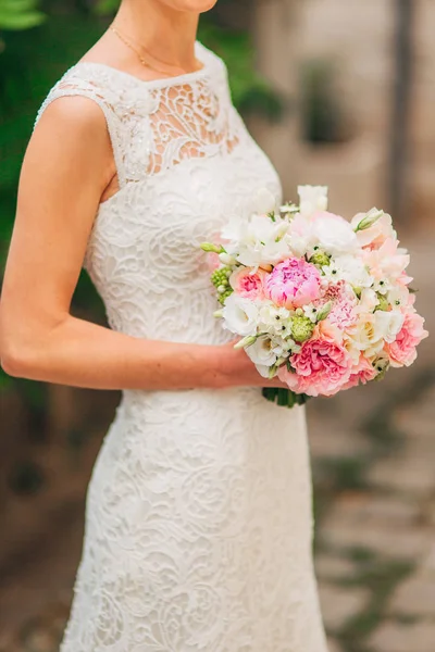 Wedding bouquet in hands of the bride — Stock Photo, Image