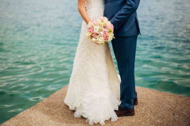 Gelinin elinde düğün buketi