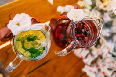 Sürahilere düğün masada meyve limonata ile