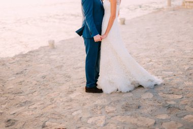 Kadın ve erkek ayakları üzerinde kaldırım